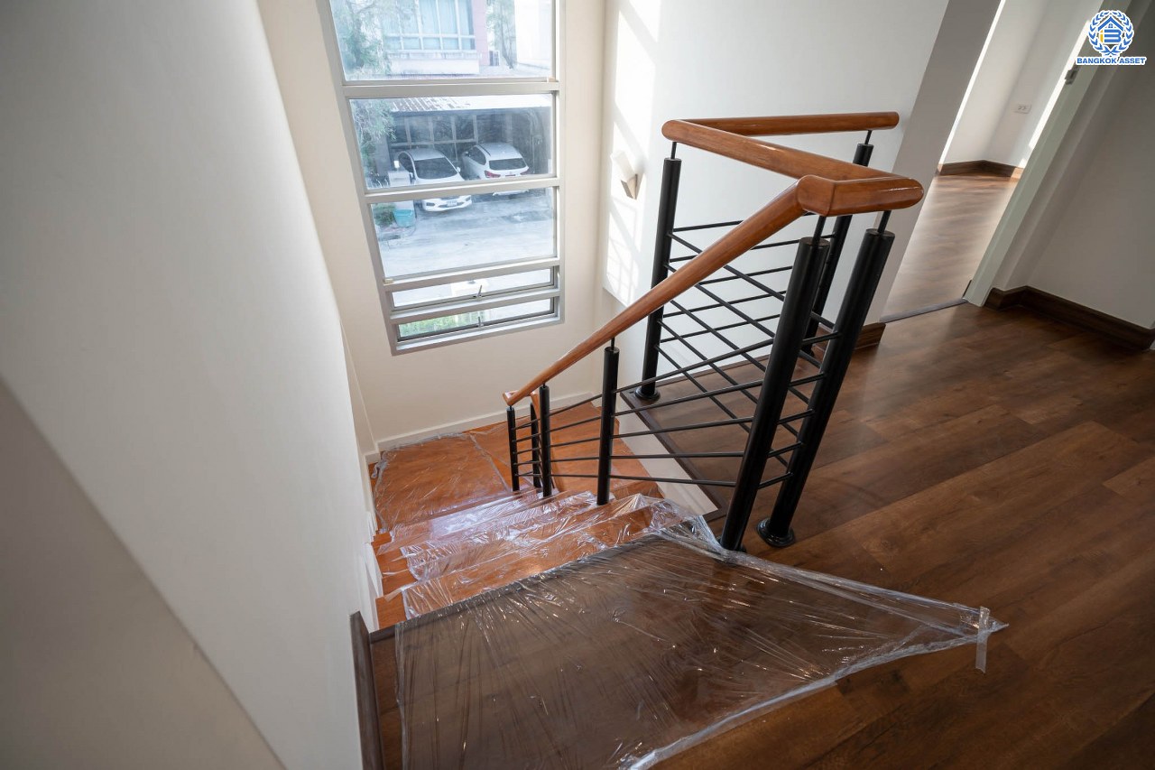 บ้านมือสองตกแต่งใหม่ โครงการ ไลฟ์บางกอกบูเลอวาร์ด ปิ่นเกล้า-เพชรเกษม เนื้อที่กว้างกว่า 52.5 ตร.ว ฟังก์ชัน 3 ห้องนอน 3 ห้องน้ำ 2 ที่จอดรถ บนทำเลศักยภาพ ติดถนนพุทธมณฑลสาย4 เหมาะสมกับทุกครอบครัว ใกล้แหล่งช้อปปิ้ง "เซ็นทรัล ศาลายา" รถไฟฟ้าสายสีน้ำเงิน "สถานีหลักสอง" และจุดขึ้นทางด่วน "ศรีรัช-วงแหวน"